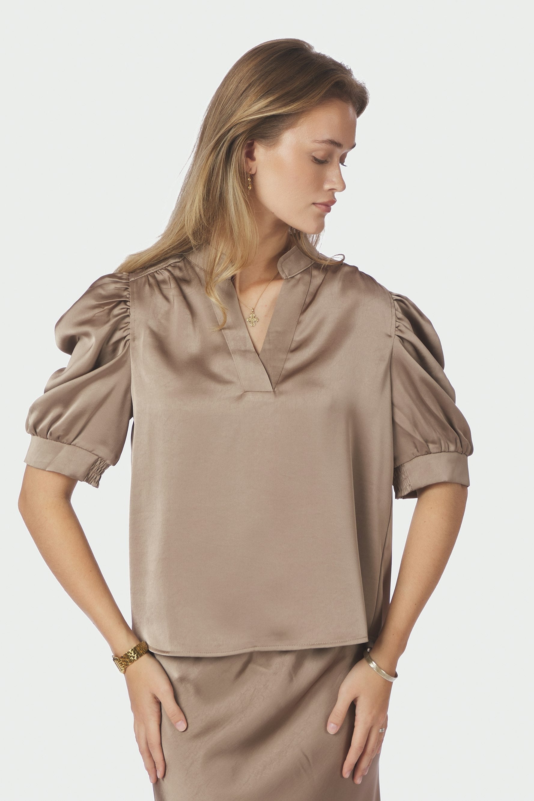 Roella Heavy Sateen bluse - Dark Taupe